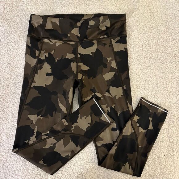 Athleta Camouflage Pattern Green Brown Black Ankle Leggings Womens Medium EUC - Picture 2 of 11